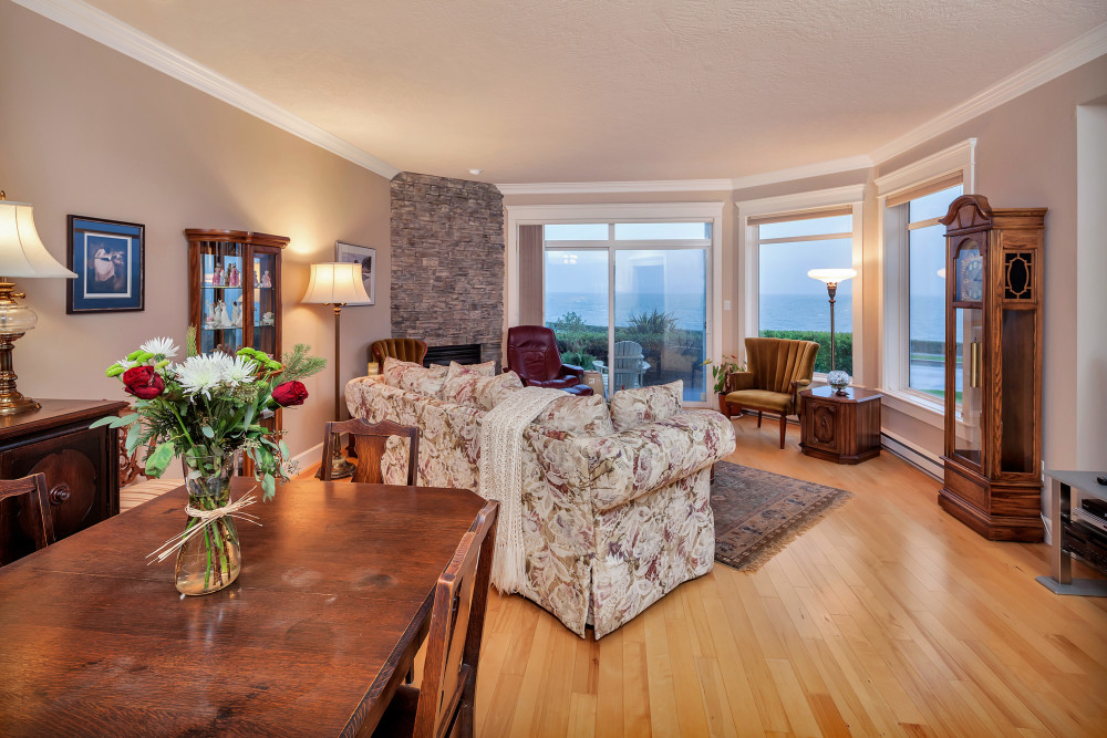 9458 Lochside Drive | Sidney, BC | Gay Helmsing & Anthea Helmsing | www.helmsinghomesforsale.com